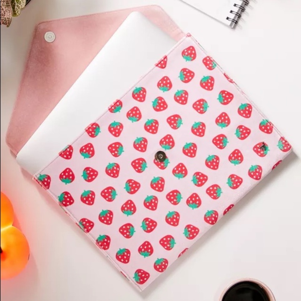 MARY JANE P- NWOT WILDFLOWER STRAWBERRY CLUTCH LAPTOP BAG